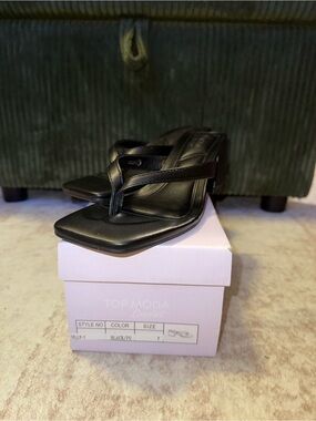 TOP Moda Black Square-Toe Thong Mules